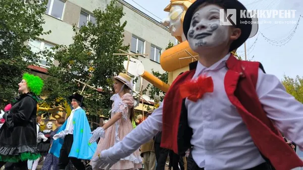 Лялька-велетень, гамір і сміх: в центрі Луцька – хода лялькарів (фото)