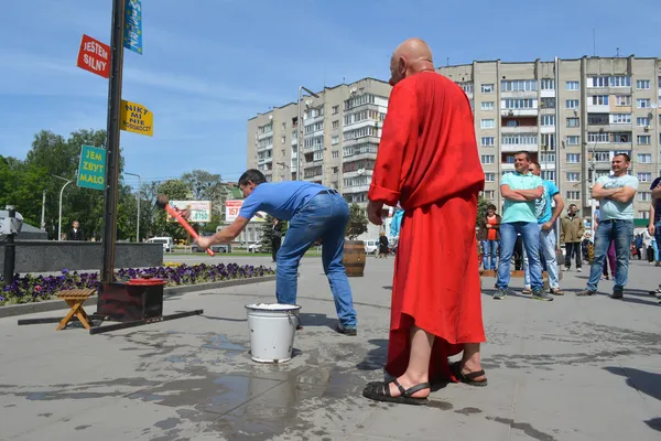 Добряче вдарити не зміг
