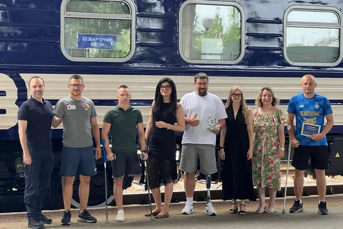Ветеран з Волині став одним із перших пасажирів безбар'єрного вагона «Укрзалізниці» (фото)