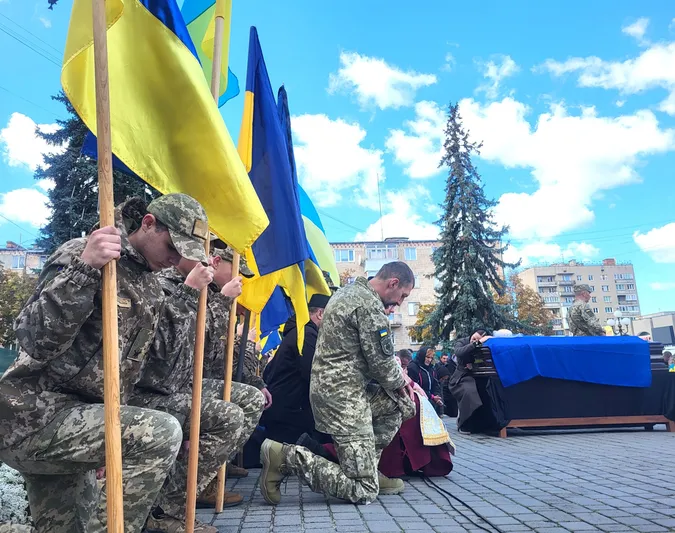Мав стати батьком: у Ковелі попрощалися із молодим бійцем Леонідом Семенюком (фото)