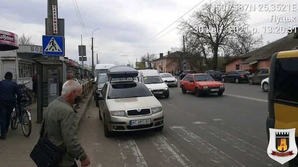 У Луцьку «ганяли» водіїв за паркування біля пішохідних переходів (фото)