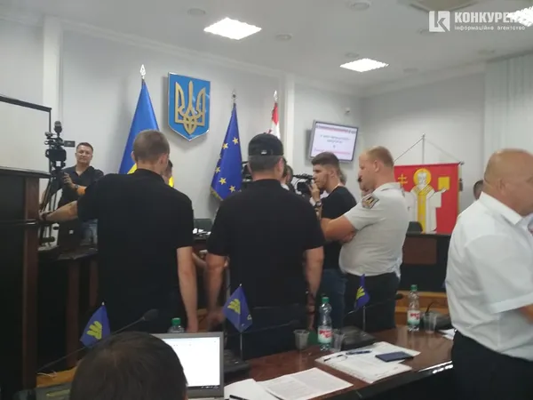 Через конфлікт до Луцькради приїхала поліція (фото)