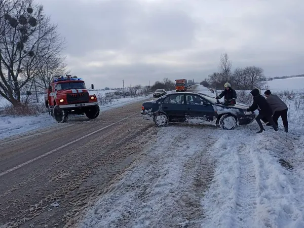 На Волині вивільнили зі снігового замету автобус та п'ять автомобілів (фото, відео)