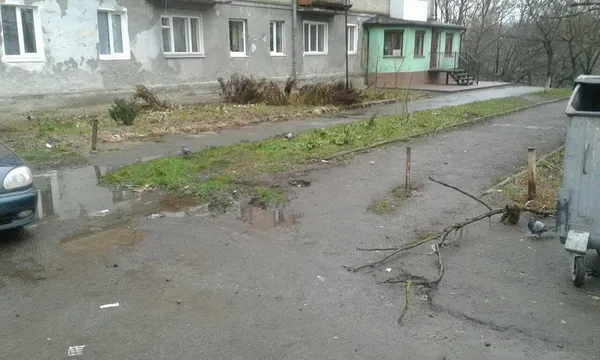 У луцьких дворах знесли обмежувачі руху (фото)