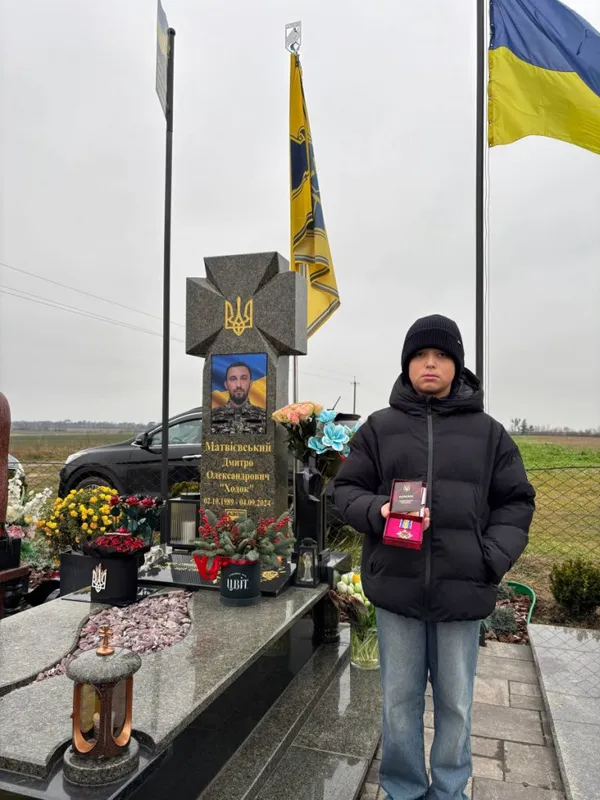 Йому назавжди 34: посмертну відзнаку командира «Азову» Дмитра Матвієвського отримав його син