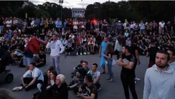 Зі сльозами та під "Червону руту": з’явилося відео, як лучани вболівали за збірну України