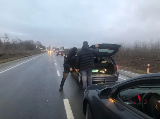 Воєнний стан: поліція перевіряє всі автівки, які рухаються у напрямку Луцька (фото, відео)