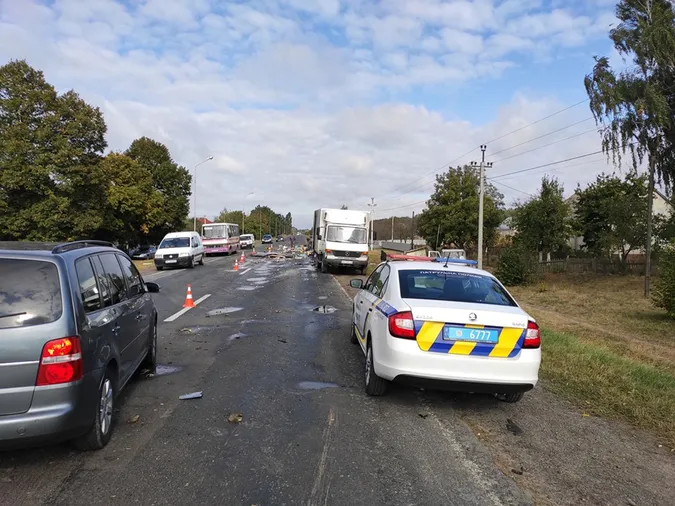 На Волині бус врізався у вантажівку: дорога – в олії та макаронах (фото)