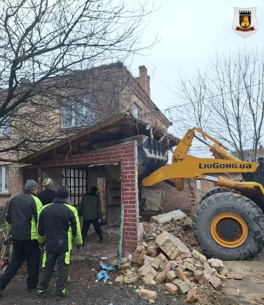 У Луцьку муніципали розвалили нічийну халупу в Старому місті (фото)