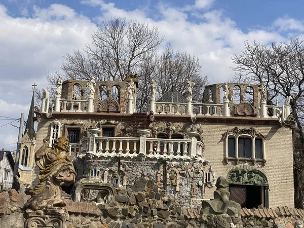 Від замку Любарта до кави з вогнем: що вразило туристку в Луцьку (фото)