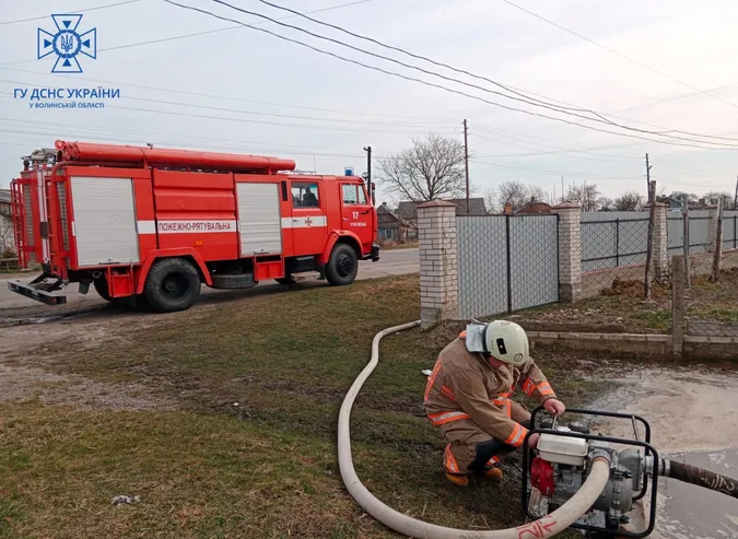 На Волині рятувальники боролися і з вогнем, і з водою (фото)