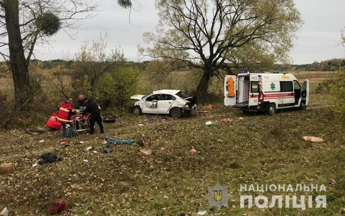 Водій у реанімації: на Любомльщині автомобіль злетів із дороги та перевернувся (фото)