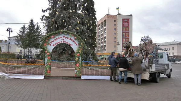 300-кілограмовий символ року: у Луцьку встановили ковані новорічні скульптури (фото)