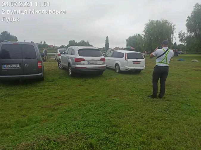 У Луцьку кількадесят християн припаркували авто просто на газоні (фото, відео)