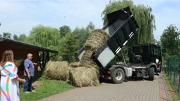Луцькому зоопарку подарували вантажівку екологічно чистого сіна (фото)