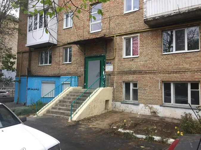 Під під'їздом у мішках: у Луцьку виявили будівельне сміття (фото)