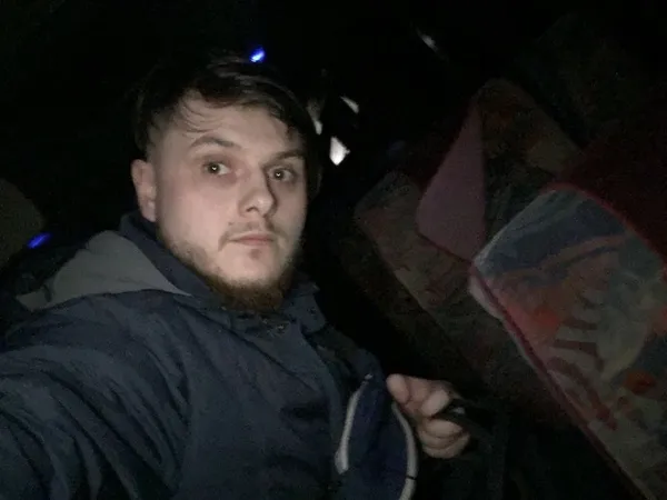 Звісно ж, я не міг залишити себе без селфі у перевернутому автобусі :)