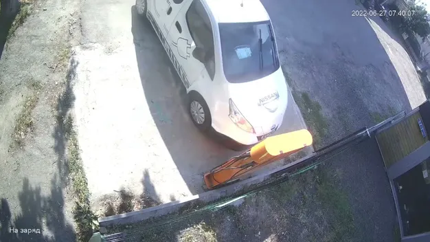 У Луцьку легковик зніс зарядну станцію (фото, відео)