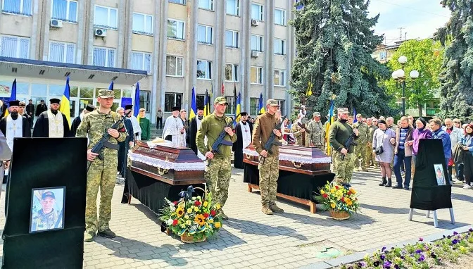 У Ковелі попрощалися із загиблими Героями Сергієм Жуком та Володимиром Семенюком (фото)