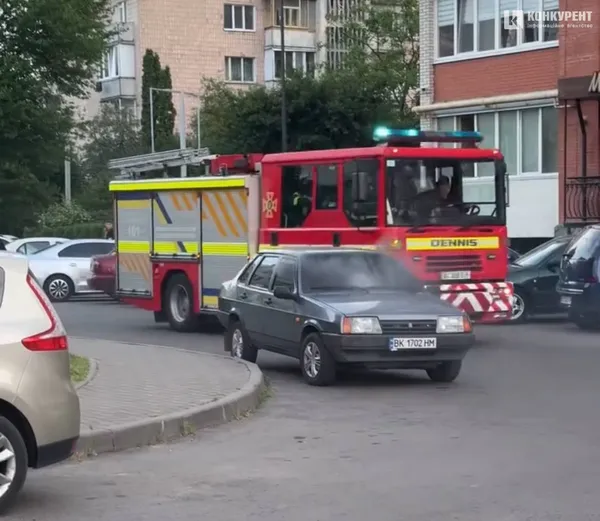 У Луцьку в дворі зайнялась припаркована автівка