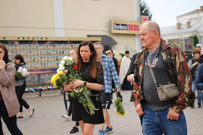 Стільки людей на похоронах давно не було: Луцьк прощався з трьома воїнами (фото, відео)