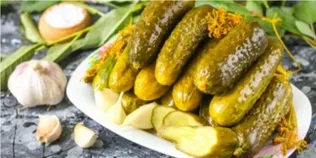 Як приготувати хрусткі квашені огірки: простий рецепт на 3-літрову банку