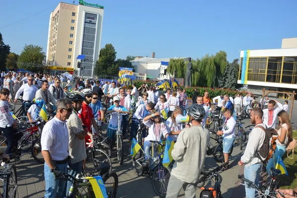 Велосипедисти у вишиванках кружляли Луцьком (фото)
