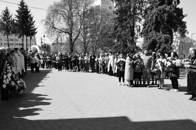 У Луцьку попрощалися із загиблим воїном Русланом Собуцьким (фото, відео)