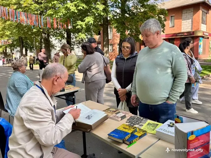 Книги просто неба та зустрічі з письменниками: у Нововолинську відбулася книжкова толока (фото)