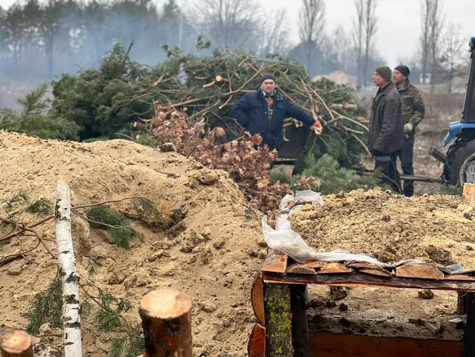 На півночі Рівненщини зводять оборонні споруди (фото, відео)
