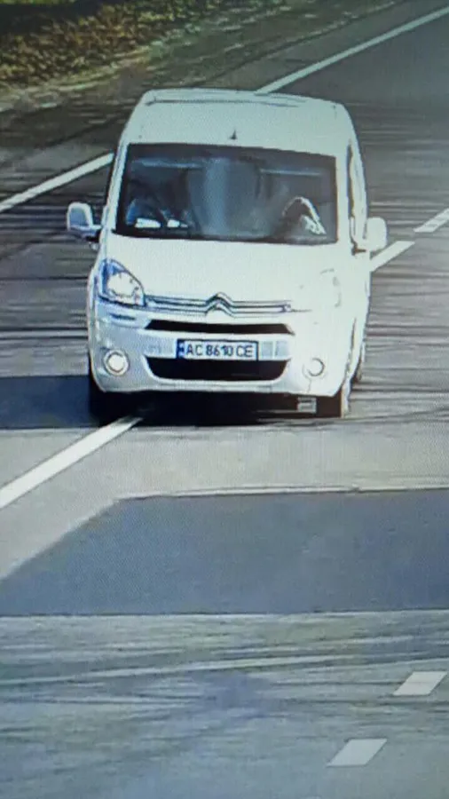 В Милушах авто ледве не роз'їхало пішохода на «зебрі» (відео)