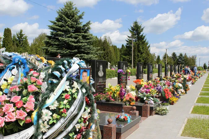Алею почесних поховань у Гаразджі реконструюють