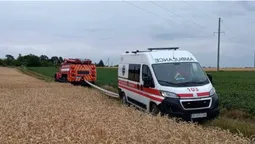 На Волині «швидка» застрягла в полі – хворого привезли рятувальники (фото)