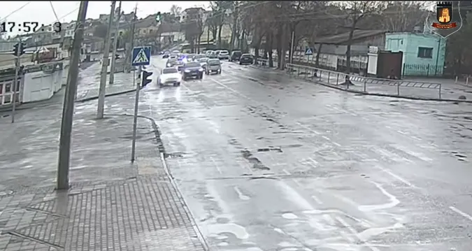 У Луцьку водій нахабно оминув автомобільну чергу, виїхавши на смугу руху для маршруток (відео)