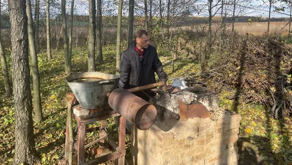 На Сумщині чоловік зі старого пластику виготовляє бензин (фото, відео)