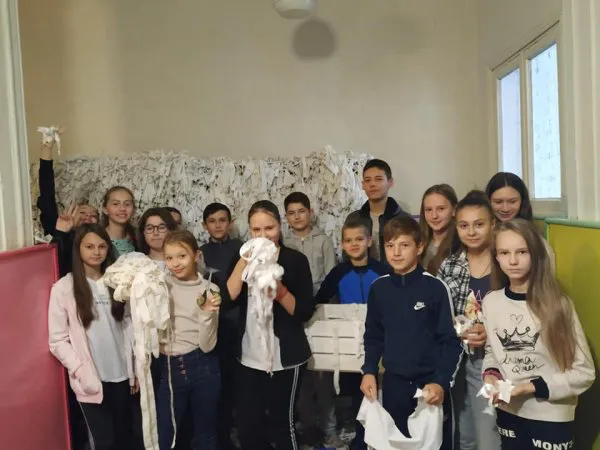 На Волині школярі сплели зимову маскувальну сітку, яку передали бійцям (фото)