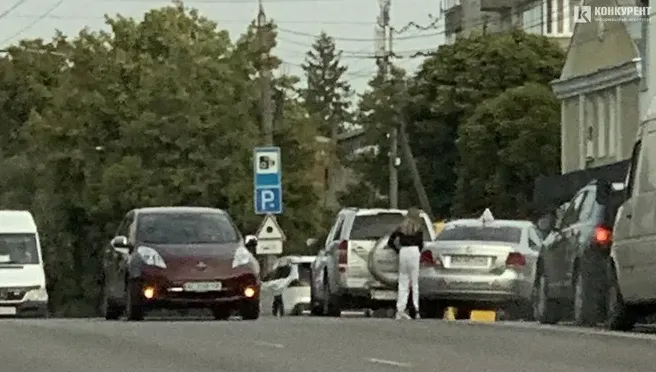 Інструктор на навчальному авто «поцілував» у Луцьку «сітроєн»