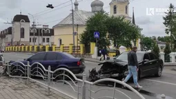 Знесло «передок»: серед Луцька влупилися дві машини і заблокували вулицю (фото)