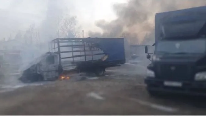 У тверській області в масштабній пожежі згоріли 38 вантажівок (фото)