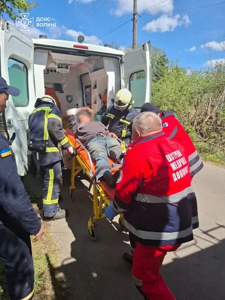 Нога застрягла у комбайні: на Волині рятувальники визволили чоловіка (фото)