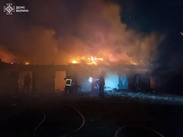 На Маневиччині дві години гасили пожежу господарської споруди (фото)