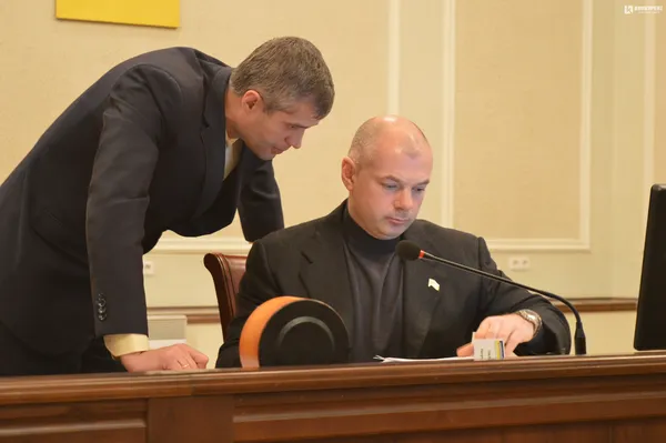 Ігор Палиця  під час засідання прислухавця до порад своїх політичних соратників, зокрема Вячеслава Рубльова