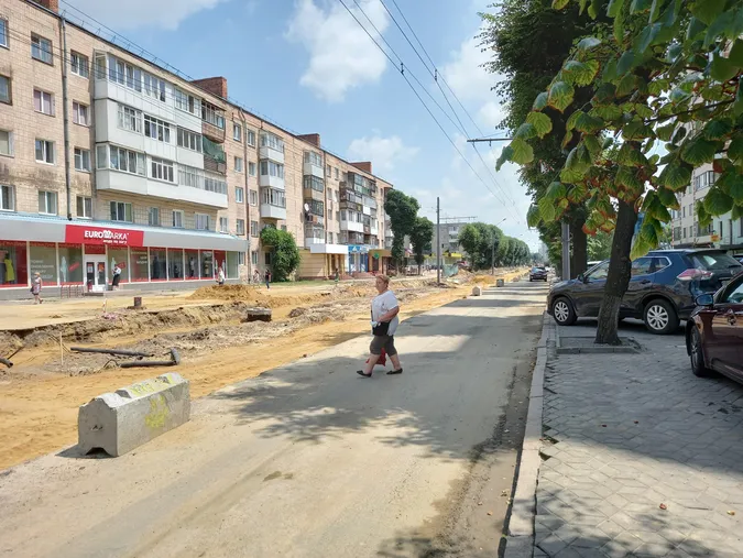 Знімають бруківку із тротуарів: що коїться на проспекті Волі у Луцьку (фото)