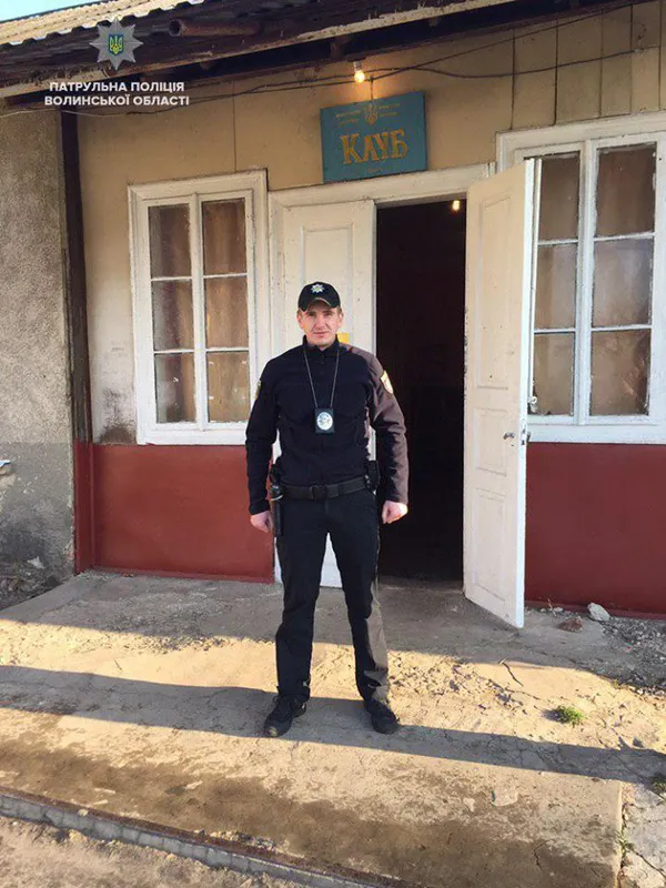 Що робить поліція на виборчих дільницях (фото)