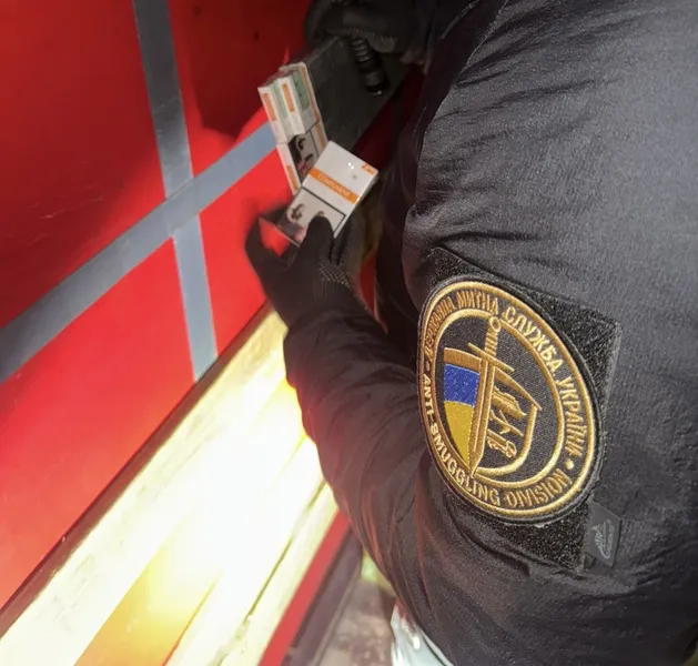 У фурі поляк заникав цигарки: що з ним зробили волинські митники