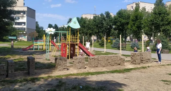 У Луцьку на Молоді демонтують дитячий майданчик (фото, відео)