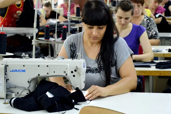 Як у Луцьку шиють оригінальний одяг River Island (фото)
