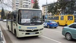 «Ви шо дурний?»: у Луцьку водій автобуса обізвав дідуся через несплату за проїзд