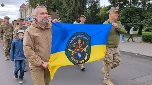 У Ковелі відбулася хода з прапорами бойових підрозділів та патріотичний флешмоб (фото)