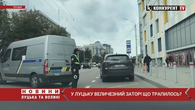 У центрі Луцька виник затор – проводять слідчий експеримент (відео)